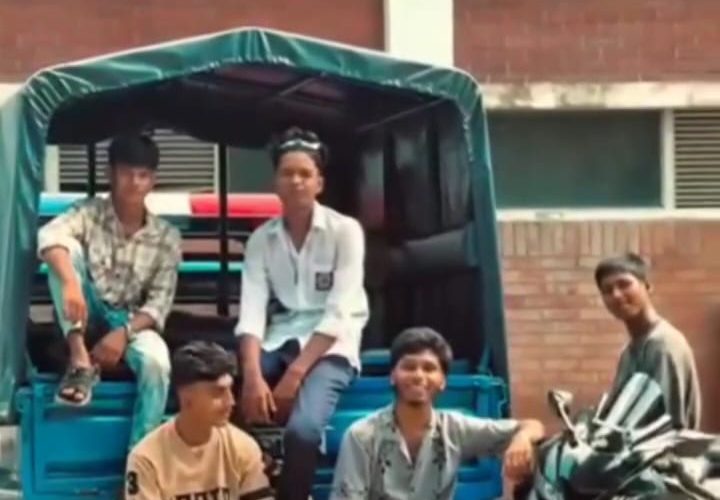 ভাইরাল হওয়ার নেশায় পুলিশের গাড়িতে বসে কিশোরদের টিকটক ভিডিও