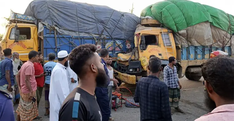 ত্রিশালে দাঁড়িয়ে থাকা ট্রাকের পেছনে আরেক ট্রাকের ধাক্কায় চালকসহ নিহত ২
