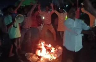 গৌরীপুরে মনোনয়ন বঞ্চিত নেতাকর্মীরা পৃথক স্থানে মহাসড়ক অবরোধ করে আগুন