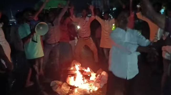 গৌরীপুরে মনোনয়ন বঞ্চিত নেতাকর্মীরা পৃথক স্থানে মহাসড়ক অবরোধ করে আগুন