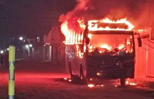 মাক্স পড়া ৩ যুবক পেট্রোল ঢেলে বাসে আগুন ধরিয়ে পালিয়ে যায়