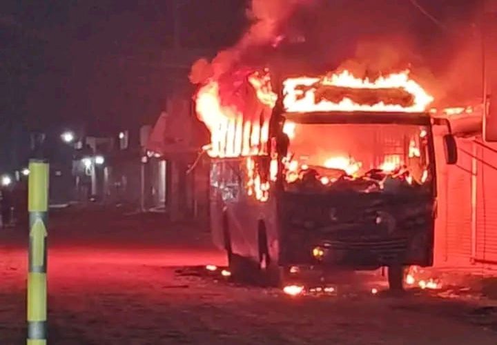 মাক্স পড়া ৩ যুবক পেট্রোল ঢেলে বাসে আগুন ধরিয়ে পালিয়ে যায়