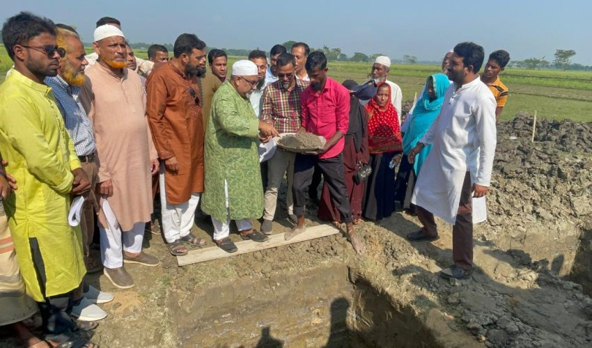 ধোবাউড়ার গেড়িয়া বিলের বেড়ি বাঁধ নির্মাণ উপ প্রকল্পের উদ্বোধন করেছেন-প্রিন্স