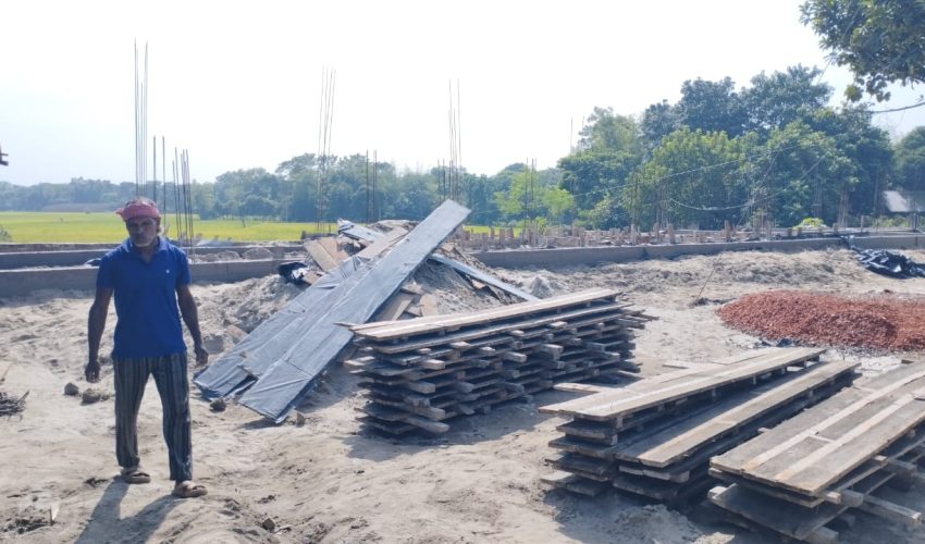 নান্দাইলে সড়ক ও জনপথ বিভাগের ভূমি দখল করে মার্কেট নির্মাণ