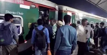 দীর্ঘ সাড়ে ৮ ঘণ্টা পর ঢাকা-ময়মনসিংহে ট্রেন চলাচল স্বাভাবিক বাকৃবি শিক্ষার্থীরা রেলপথ অবরোধ প্রত্যাহার