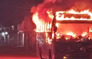 ফুলবাড়ীয়ায় দাঁড়িয়ে থাকা বাসে আগুন ঘুমন্ত অবস্থায় চালকের মৃত্যু