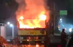 ময়মনসিংহে নগরীতে মধ্যরাতে দাঁড়িয়ে থাকা কাভার্ডভ্যানে আগুন