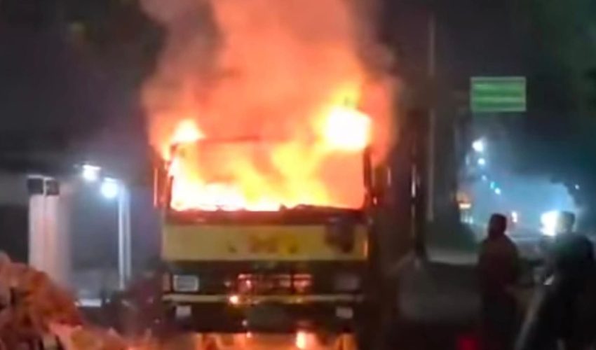 ময়মনসিংহে নগরীতে মধ্যরাতে দাঁড়িয়ে থাকা কাভার্ডভ্যানে আগুন