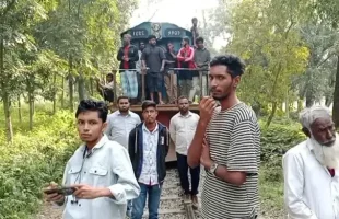 ৪৭তম বিসিএস লিখিত পরীক্ষায় সময় পেছানোর দাবিতে বাকৃবি শিক্ষার্থীরা দ্বিতীয় দিনে রেলপথ অবরোধ