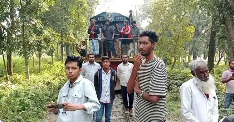 ৪৭তম বিসিএস লিখিত পরীক্ষায় সময় পেছানোর দাবিতে বাকৃবি শিক্ষার্থীরা দ্বিতীয় দিনে রেলপথ অবরোধ