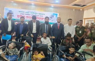 জেলা প্রশাসকের সহায়তায় ২৫ জন প্রতিবন্ধী পেলো হুইল চেয়ার