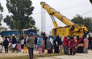 গফরগাঁও উপরে ফেলায় ইঞ্জিনসহ দুই বগি লাইনচ্যুত# তিন দিনের আন্দোলনে কার্যত অচল গফরগাঁও