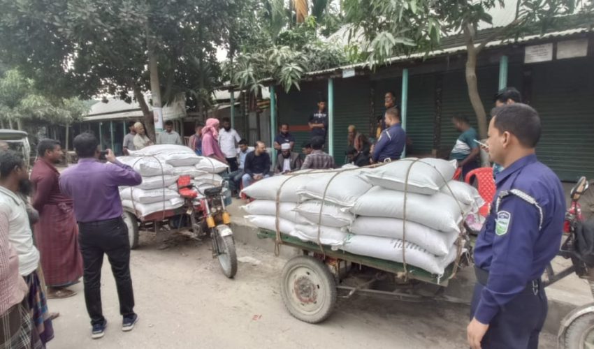 পাচারের সময় ৫০ বস্তা সার জব্দ, দুই ভ্যান চালকের জরিমানা