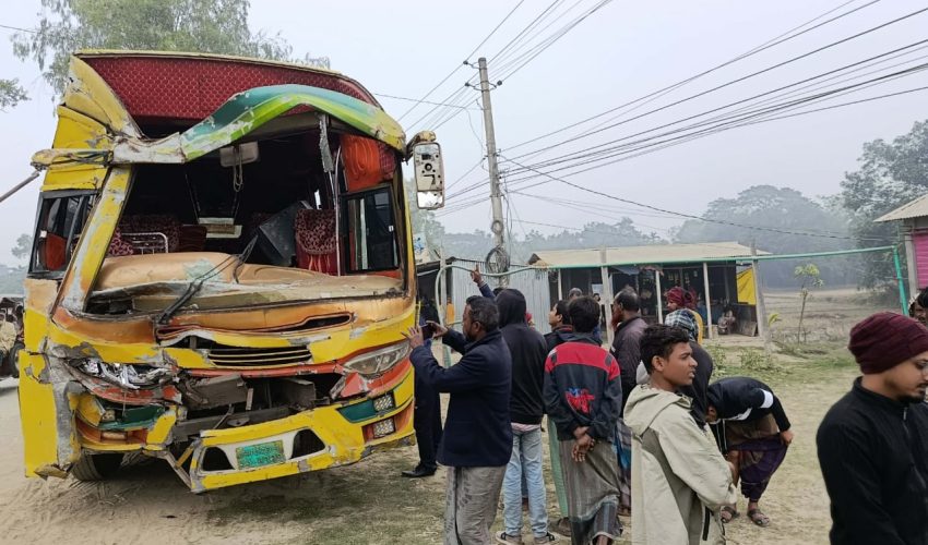 ঈশ্বরগঞ্জে দুই বাসের মুখোমুখি সংঘর্ষ, আহত ১১