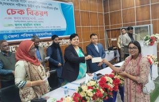 ময়মনসিংহে কৃতি শিক্ষার্থীদের মাঝে বৃত্তির চেক বিতরণ
