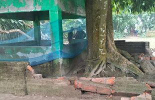 ময়মনসিংহে মুঘল সম্রাটদের আমলে নির্মিত একটি মাজারে ভাঙচুর এবং মলমূত্র নিক্ষেপ