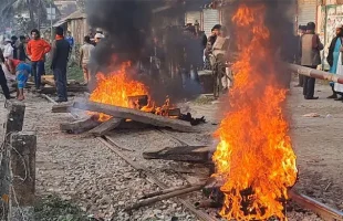 ময়মনসিংহ-১০ (গফরগাঁও) আসনে বিএনপি মনোনীত প্রার্থীর মনোনয়ন বাতিলের দাবিতে ৫ ঘণ্টা ধরে রেললাইন অবরোধ করে বিক্ষোভ