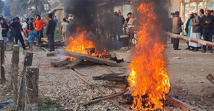 ময়মনসিংহ-১০ (গফরগাঁও) আসনে বিএনপি মনোনীত প্রার্থীর মনোনয়ন বাতিলের দাবিতে ৫ ঘণ্টা ধরে রেললাইন অবরোধ করে বিক্ষোভ