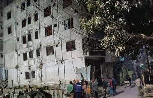 ময়মনসিংহ নগরীতে একটি ৫ তলা ভবন হেলে পড়েছে