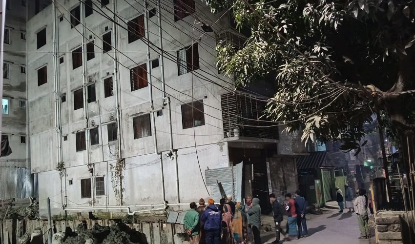 ময়মনসিংহ নগরীতে একটি ৫ তলা ভবন হেলে পড়েছে