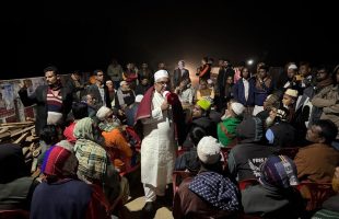 গভীর রাতে কনকনে শীতের মধ্যে গারো পাহাড় ঘেঁষা বাজারে নির্বাচনী পথ সভা করছেন প্রিন্স