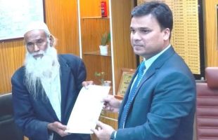 ত্রিশালের আলোচিত ভিক্ষুক আবুল মনসুর এবার স্বতন্ত্র এমপি প্রার্থী