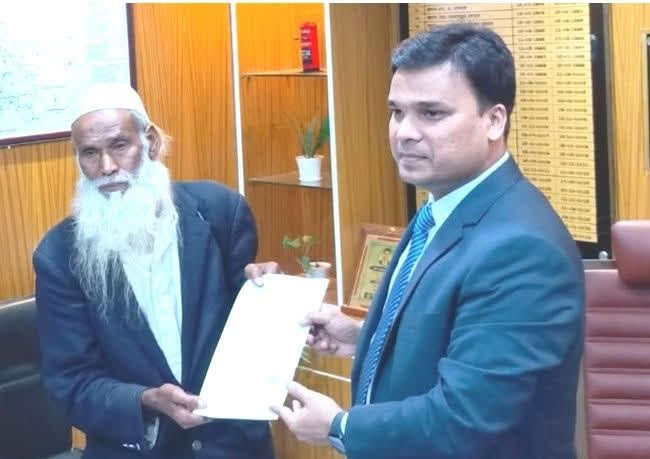 ত্রিশালের আলোচিত ভিক্ষুক আবুল মনসুর এবার স্বতন্ত্র এমপি প্রার্থী