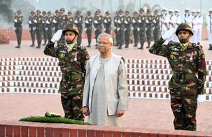 মহান বিজয় দিবসে জাতীয় স্মৃতিসৌধে বীর শহীদদের প্রতি শ্রদ্ধা জানালেন প্রধান উপদেষ্টা