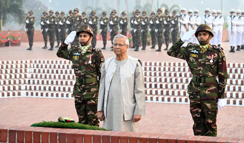 মহান বিজয় দিবসে জাতীয় স্মৃতিসৌধে বীর শহীদদের প্রতি শ্রদ্ধা জানালেন প্রধান উপদেষ্টা