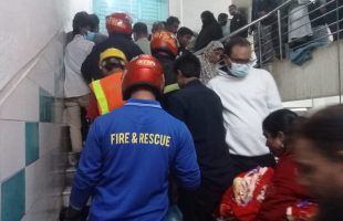 ময়মনসিংহ মেডিকেল কলেজ হাসপাতালের নতুন ভবনে আগুনঃ একঘন্টায় ৯ ইউনিটের চেষ্টায় আগুন নিয়ন্ত্রণে