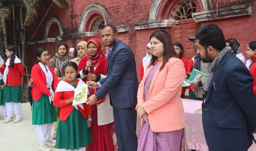 বছরের প্রথম দিনে ময়মনসিংহে শিক্ষার্থীদের মাঝে বিনামূল্যে বই বিতরণ
